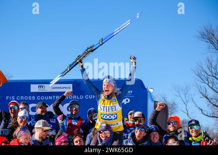 Minneapolis, Minnesota, USA. Februar 2024. JESSIE DIGGINS feiert mit dem Team USA nach der Podestzeremonie für das 10-km-Rennen am 3. Tag der COOP FIS Cross-Country-Weltmeisterschaft 2024. (Kreditbild: © Steven Garcia/ZUMA Press Wire) NUR REDAKTIONELLE VERWENDUNG! Nicht für kommerzielle ZWECKE! Stockfoto