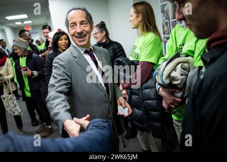 Silver Spring, USA. Februar 2024. Der Vertreter Jamie Raskin (D-MD) begrüßt Freiwillige während einer Veranstaltung im Außendienst des Senats Montgomery County in Silver Spring, MD, am Sonntag, den 18. Februar, 2024. im Senat von Maryland tritt Angela Alsobrooks, die Executive von Prince George County, in der demokratischen Vorwahl gegen den Abgeordneten David Trone (D-MD) an, während der ehemalige Gouverneur von Maryland Larry Hogan kürzlich eine Überraschungskampagne für die republikanische Nominierung ankündigte. (Graeme Sloan/SIPA USA) Credit: SIPA USA/Alamy Live News Stockfoto