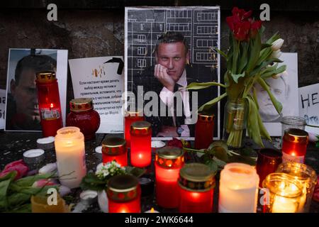 Geenken an Alexej Nawalny vor dem Russischen Konsulat in Frankfurt a.M. Fotos, Kerzen, Grablichter und Blumen für den am 16. Februar 2024 in einer arktischen Strafkolonie verstorbenen russischen Oppositionsführers Alexej Nawalny werden seit Tagen am Zaun des geschlossenen Generalkonsulats der Russischen Förderation in Frankfurt am Main abgelegt. Nawalny war russischer Jurist, Antikorruptionsaktivist, Dissident und Oppositionspolitiker. Im Jahr 2020 wurde ein lebensgefährlicher Giftanschlag auf ihn verübt. Politisch verfolgt und ab 2021 inhaftiert, war er zu langjährigen Haftstrafen verurtei Stockfoto