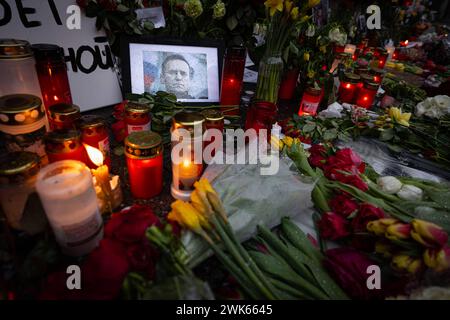 Geenken an Alexej Nawalny vor dem Russischen Konsulat in Frankfurt a.M. Fotos, Kerzen, Grablichter und Blumen für den am 16. Februar 2024 in einer arktischen Strafkolonie verstorbenen russischen Oppositionsführers Alexej Nawalny werden seit Tagen am Zaun des geschlossenen Generalkonsulats der Russischen Förderation in Frankfurt am Main abgelegt. Nawalny war russischer Jurist, Antikorruptionsaktivist, Dissident und Oppositionspolitiker. Im Jahr 2020 wurde ein lebensgefährlicher Giftanschlag auf ihn verübt. Politisch verfolgt und ab 2021 inhaftiert, war er zu langjährigen Haftstrafen verurtei Stockfoto