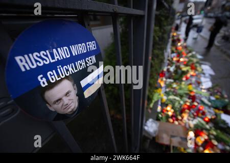 Geenken an Alexej Nawalny vor dem Russischen Konsulat in Frankfurt a.M. Fotos, Kerzen, Grablichter und Blumen für den am 16. Februar 2024 in einer arktischen Strafkolonie verstorbenen russischen Oppositionsführers Alexej Nawalny werden seit Tagen am Zaun des geschlossenen Generalkonsulats der Russischen Förderation in Frankfurt am Main abgelegt. Nawalny war russischer Jurist, Antikorruptionsaktivist, Dissident und Oppositionspolitiker. Im Jahr 2020 wurde ein lebensgefährlicher Giftanschlag auf ihn verübt. Politisch verfolgt und ab 2021 inhaftiert, war er zu langjährigen Haftstrafen verurtei Stockfoto