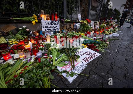 Geenken an Alexej Nawalny vor dem Russischen Konsulat in Frankfurt a.M. Fotos, Kerzen, Grablichter und Blumen für den am 16. Februar 2024 in einer arktischen Strafkolonie verstorbenen russischen Oppositionsführers Alexej Nawalny werden seit Tagen am Zaun des geschlossenen Generalkonsulats der Russischen Förderation in Frankfurt am Main abgelegt. Nawalny war russischer Jurist, Antikorruptionsaktivist, Dissident und Oppositionspolitiker. Im Jahr 2020 wurde ein lebensgefährlicher Giftanschlag auf ihn verübt. Politisch verfolgt und ab 2021 inhaftiert, war er zu langjährigen Haftstrafen verurtei Stockfoto