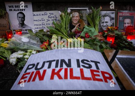 Geenken an Alexej Nawalny vor dem Russischen Konsulat in Frankfurt a.M. Fotos, Kerzen, Grablichter und Blumen für den am 16. Februar 2024 in einer arktischen Strafkolonie verstorbenen russischen Oppositionsführers Alexej Nawalny werden seit Tagen am Zaun des geschlossenen Generalkonsulats der Russischen Förderation in Frankfurt am Main abgelegt. Nawalny war russischer Jurist, Antikorruptionsaktivist, Dissident und Oppositionspolitiker. Im Jahr 2020 wurde ein lebensgefährlicher Giftanschlag auf ihn verübt. Politisch verfolgt und ab 2021 inhaftiert, war er zu langjährigen Haftstrafen verurtei Stockfoto