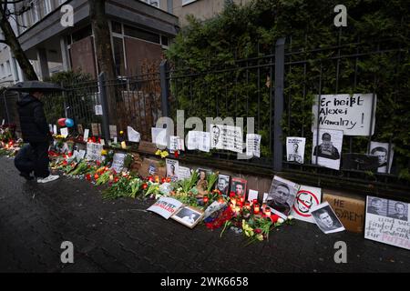 Geenken an Alexej Nawalny vor dem Russischen Konsulat in Frankfurt a.M. Fotos, Kerzen, Grablichter und Blumen für den am 16. Februar 2024 in einer arktischen Strafkolonie verstorbenen russischen Oppositionsführers Alexej Nawalny werden seit Tagen am Zaun des geschlossenen Generalkonsulats der Russischen Förderation in Frankfurt am Main abgelegt. Nawalny war russischer Jurist, Antikorruptionsaktivist, Dissident und Oppositionspolitiker. Im Jahr 2020 wurde ein lebensgefährlicher Giftanschlag auf ihn verübt. Politisch verfolgt und ab 2021 inhaftiert, war er zu langjährigen Haftstrafen verurtei Stockfoto