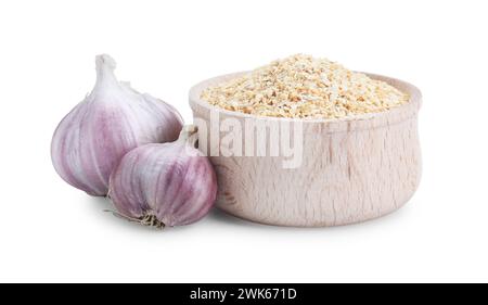 Getrocknetes Knoblauchgranulat in Schüssel und frische Zwiebeln isoliert auf weiß Stockfoto