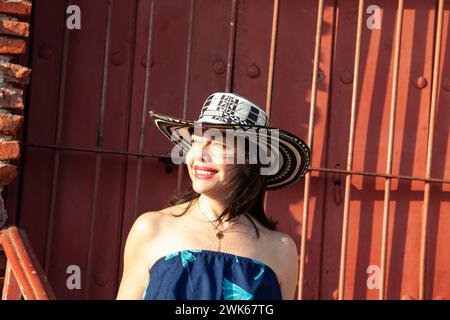 Schöne Frau mit dem traditionellen kolumbianischen Hut namens Sombrero Vueltiao im San Ignacio Bulwark in der historischen Cartagena de Indias Mauern Cit Stockfoto