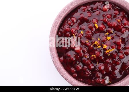 Leckere Preiselbeersauce in Schüssel isoliert auf weiß, Blick von oben Stockfoto