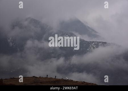 Srinagar, Indien. Februar 2024. Die Bewohner spazieren bei Regen am Rande von Srinagar, der Sommerhauptstadt von Jammu und Kaschmir. Neuschneefälle wurden in den höheren Bergen Kaschmirs gemeldet, während die Ebenen Regenfälle erlebten, die zu einem deutlichen Temperaturabfall führten. Das Wetteramt hat für die nächsten drei Tage mittelschwere bis starke Schneefälle oder Regenfälle im Kaschmirtal prognostiziert. (Foto: Saqib Majeed/SOPA Images/SIPA USA) Credit: SIPA USA/Alamy Live News Stockfoto