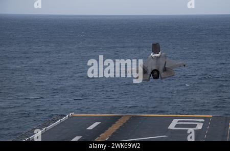 PACIFIC OCEAN (16. Februar 2024) ein Flugzeug der F-35B Lightning II des Air Combat Element (ACE) der 31st Marine Expeditionary Unit (MEU) startet am 16. Februar das Flugdeck des vorwärtsgerichteten amphibischen Angriffsträgers USS America (LHA 6) während des Flugbetriebs im Pazifischen Ozean. America, Leitschiff der America Amphibious Ready Group, ist im Einsatzgebiet der 7. US-Flotte im Einsatz. Die 7. US-Flotte ist die größte nach vorne gerichtete nummerierte Flotte der US Navy und interagiert routinemäßig mit Verbündeten und Partnern, um eine freie und offene Region im Indo-Pazifik zu erhalten. (U.S. Navy Stockfoto