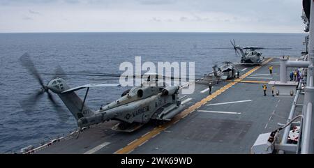 PAZIFIK (16. Februar 2024) der vorwärtsgerichtete amphibische Angriffsträger USS America (LHA 6) führt Flugoperationen im Pazifik durch, am 16. Februar. America, Leitschiff der America Amphibious Ready Group, ist im Einsatzgebiet der 7. US-Flotte im Einsatz. Die 7. US-Flotte ist die größte nach vorne gerichtete nummerierte Flotte der US Navy und interagiert routinemäßig mit Verbündeten und Partnern, um eine freie und offene Region im Indo-Pazifik zu erhalten. (Foto der US Navy von dem Spezialist für Massenkommunikation Seaman Darian Lord) Stockfoto