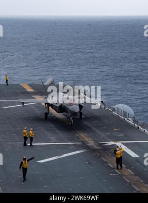 PAZIFIK (16. Februar 2024) Seeleute, die dem vorgelagerten amphibischen Angriffsträger USS America (LHA 6) zugewiesen sind, bereiten sich darauf vor, während des Flugbetriebs im Pazifik am 16. Februar ein F-35B Lightning II Flugzeug vom Air Combat Element (ACE) der 31st Marine Expeditionary Unit (MEU) zu starten. America, Leitschiff der America Amphibious Ready Group, ist im Einsatzgebiet der 7. US-Flotte im Einsatz. Die 7. US-Flotte ist die größte nach vorne gerichtete nummerierte Flotte der US Navy und interagiert routinemäßig mit Verbündeten und Partnern, um eine freie und offene indopazifische Flotte zu erhalten Stockfoto