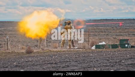 Mitglieder der Oregon Army National Guard feuern das neue M3E1 MAAWS-Rückstoßgewehr am 7. Februar 2024 im Orchard Combat Training Center in Idaho während des ersten Trainings ab, nachdem sie das neue Waffensystem erhalten haben. (Foto der Nationalgarde der US-Armee von Major W. Chris Clyne, Oregon National Guard Public Affairs) Stockfoto