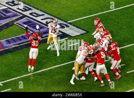 Las Vegas, Nevada, USA, 11. Februar 2024 - Brock Purdy wirft einen Pass für Überstunden beim Super Bowl LVIII im Allegiant Stadium, Las Vegas, Nevada. Stockfoto