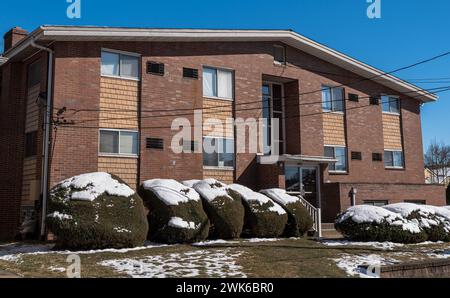 Ein zweistöckiges Mehrfamilienwohnhaus in Swissvale, Pennsylvania, USA Stockfoto