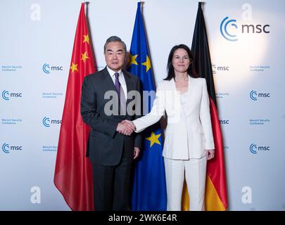 München, Deutschland. Februar 2024. Der chinesische Außenminister Wang Yi, ebenfalls Mitglied des Politbüros des Zentralkomitees der Kommunistischen Partei Chinas, trifft sich am Rande der Münchner Sicherheitskonferenz am 17. Februar 2024 in München mit der deutschen Außenministerin Annalena Baerbock. Quelle: Zhang Fan/Xinhua/Alamy Live News Stockfoto