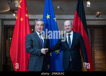 München, Deutschland. Februar 2024. Bundeskanzler Olaf Scholz trifft sich am Rande der Münchner Sicherheitskonferenz am 17. Februar 2024 in München mit dem chinesischen Außenminister Wang Yi, der auch Mitglied des Politbüros des Zentralkomitees der Kommunistischen Partei Chinas ist. Quelle: Zhang Fan/Xinhua/Alamy Live News Stockfoto