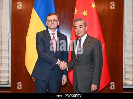 München, Deutschland. Februar 2024. Der chinesische Außenminister Wang Yi, ebenfalls Mitglied des Politbüros des Zentralkomitees der Kommunistischen Partei Chinas, trifft sich am Rande der Münchner Sicherheitskonferenz am 17. Februar 2024 in München mit dem ukrainischen Außenminister Dmytro Kuleba. Quelle: Ren Pengfei/Xinhua/Alamy Live News Stockfoto