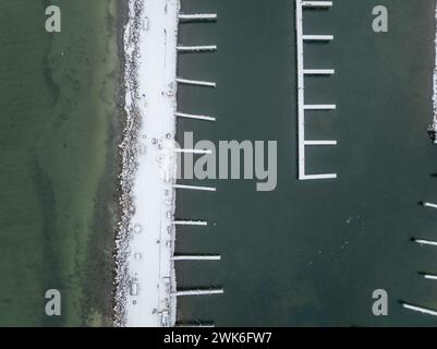 Luftaufnahmen von Docks in Lansing, NY, am Winternachmittag auf der Ostseite des Cayuga Lake. Stockfoto