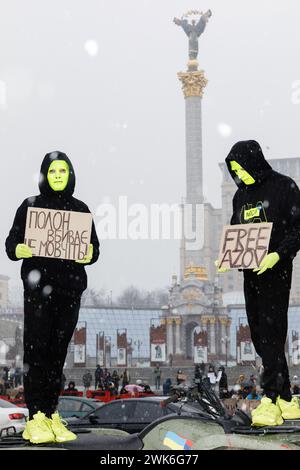 Zwei Demonstranten in Masken halten während der Kundgebung Plakate mit den Aufschriften „Freies Asov“ und „nicht schweigen – Gefangenschaft tötet“. Am Sonntag fand auf dem Maidan Nezalezhnosti in Kiew die traditionelle Freie Asow-Kundgebung von Verwandten und Freunden gefangener Soldaten statt. Verwandte und Freunde von gefangenen ukrainischen Soldaten kamen zu der Kundgebung, um uns daran zu erinnern, dass das ukrainische Militär und die Verteidiger von Mariupol noch immer in Gefangenschaft sind. Insgesamt versammelten sich etwa zweitausend Menschen auf dem Hauptplatz der Hauptstadt. Frauen und Mütter der Soldaten und ihre Kinder nahmen an der Kundgebung Teil. Soldaten und ehemalige Kriegsgefangene Stockfoto