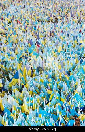 Eine große Anzahl ukrainischer Flaggen auf dem zentralen Platz der Hauptstadt mit den Namen der Gefangenen und der Personen, die während des Krieges mit Russland während der Kundgebung starben. Am Sonntag fand auf dem Maidan Nezalezhnosti in Kiew die traditionelle Freie Asow-Kundgebung von Verwandten und Freunden gefangener Soldaten statt. Verwandte und Freunde von gefangenen ukrainischen Soldaten kamen zu der Kundgebung, um uns daran zu erinnern, dass das ukrainische Militär und die Verteidiger von Mariupol noch immer in Gefangenschaft sind. Insgesamt versammelten sich etwa zweitausend Menschen auf dem Hauptplatz der Hauptstadt. Ehefrauen und Mütter der Soldaten und ihre Kinder sind anwesend Stockfoto