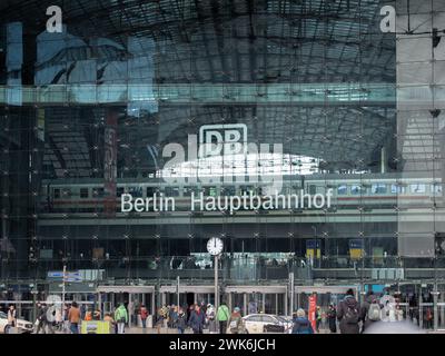 Eingang zum Berliner Hauptbahnhof mit dem großen Logo der Deutschen Bahn an der Glasfassade. Der Platz davor ist der Washingtonplatz. Stockfoto