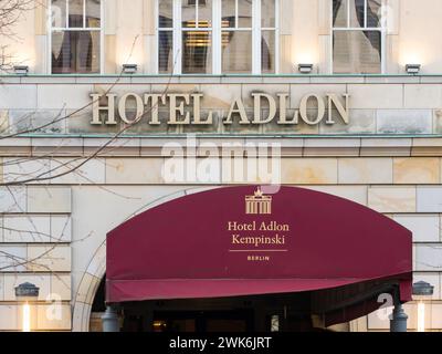 Hotel Adlon Schild am Gebäudeeingang des Unternehmens Kempinski. Luxusreisen in der Hauptstadt. Rotes Stoffdach über der Haupttür Stockfoto