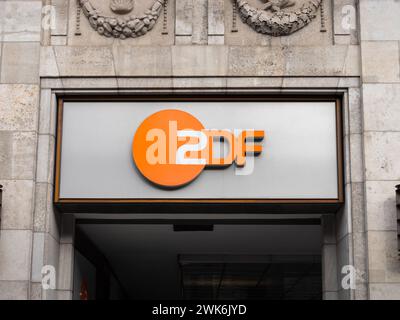 ZDF-Logoschild an der Gebäudeaußenwand des Zollernhofs an der Straße unter den Linden. Fernsehproduktionsstudio und Büros der Medien. Stockfoto