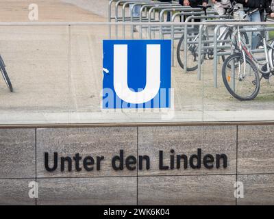 U-Bahn-Schild unter den Linden am Gebäudeeingang zur U-Bahn-Station. Öffentliche Verkehrsmittel in der Hauptstadt. Stockfoto