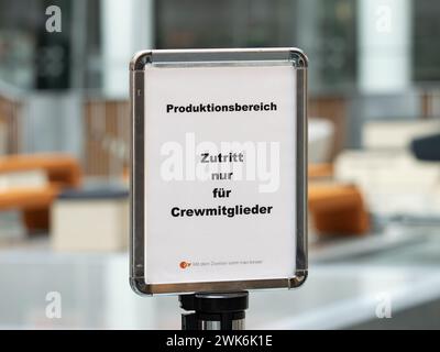 Produktionsbereich für eine Fernsehsendung des ZDF-Fernsehsenders. Das Schild hält Leute außer der Crew fern. Stockfoto