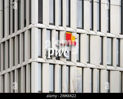 PwC-Logo-Schild auf einem Bürogebäude. PricewaterhouseCoopers ist der Name eines großen Beratungs- und Beratungsunternehmens. Es bietet B2B-Buchhaltungslösungen. Stockfoto