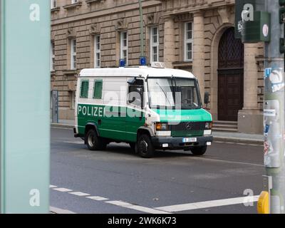 Polizeiwagen B-31985 Mercedes-Benz 611 D neben einem Regierungsgebäude in Berlin. Sicherheitsmaßnahmen auf den Straßen der Innenstadt. Stockfoto