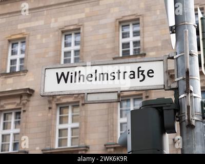 Wilhelmstraße in Berlin. Schild mit dem Straßennamen an einer Kreuzung. Die Lage ist beliebt für viele Regierungsgebäude. Stockfoto