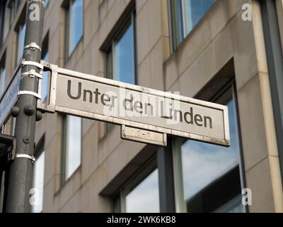 Straße unter den Linden in Berlin. Schild mit dem Straßennamen an einer Kreuzung. Die Lage ist als Boulevard in der Hauptstadt Deutschlands beliebt. Stockfoto