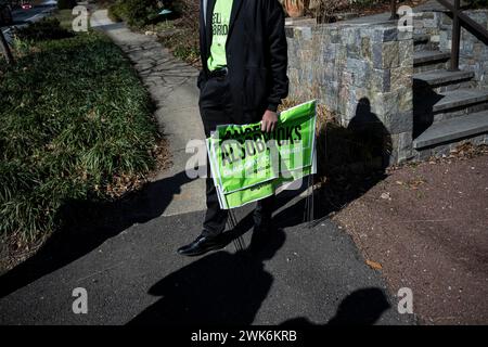 Silver Spring, USA. Februar 2024. Ein Freiwilliger hält Rasenschilder für Angela Alsobrooks, eine Kandidatin für den US-Senat in Maryland, während während während einer Wahlkampagne am Sonntag, den 18. Februar, in Silver Spring, MD, die Tür klopfte. 2024. im Senat von Maryland tritt Angela Alsobrooks, die Executive von Prince George County, in der demokratischen Vorwahl gegen den Abgeordneten David Trone (D-MD) an, während der ehemalige Gouverneur von Maryland Larry Hogan kürzlich eine Überraschungskampagne für die republikanische Nominierung ankündigte. (Graeme Sloan/SIPA USA) Credit: SIPA USA/Alamy Live News Stockfoto