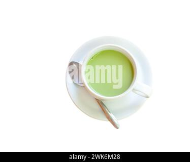 Blick von oben auf heiße Kondensmilch Matcha grüner Tee serviert in einer weißen Tasse und kleiner Teller mit kleinem Teelöffel ist isoliert auf weißem Hintergrund mit Pfad. Stockfoto