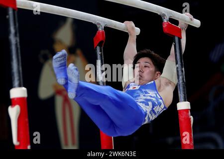 Kairo, Ägypten. Februar 2024. Sugimoto Kaito aus Japan tritt am 18. Februar 2024 beim Finale der Herren-Parellel-Bars bei der FIG-Weltmeisterschaft 2024 in Kairo, Ägypten, an. Quelle: Ahmed Gomaa/Xinhua/Alamy Live News Stockfoto