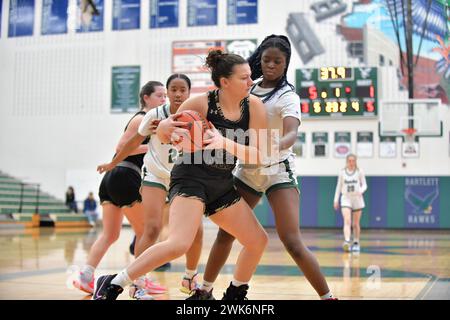 Illinois, USA. Spieler, der entlang der Baseline unter dem Korb fährt, wird vom Verteidiger hart umkämpft. Stockfoto