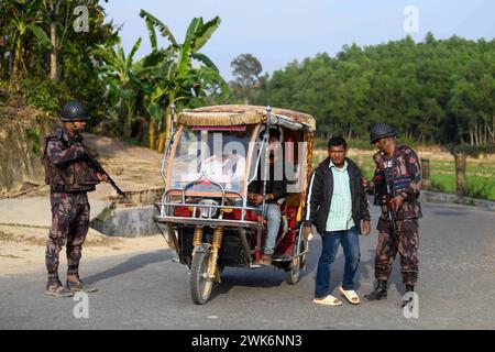 Bandarban, Bangladesch. Februar 2024. Mitglieder des BGB kontrollieren Zivilisten im Gebiet Naikhongchori nahe der Bangladesch-Myanmar-Grenze im Bezirk Bandarban in Bangladesch. Der Konflikt der BGP mit der Arakan Army, einer bewaffneten Rebellengruppe in Myanmar, geht unvermindert weiter. Anhaltendes Feuer, das Geräusch platzender Mörsergranaten war über die Grenze zwischen Bangladesch und Myanmar zu hören. Kugeln und Mörsergranaten aus Myanmar kommen über die Grenze in den Städten Bangladeschs. (Credit Image: © Piyas Biswas/SOPA Images via ZUMA Press Wire) NUR REDAKTIONELLE VERWENDUNG! Nicht für Commercia Stockfoto