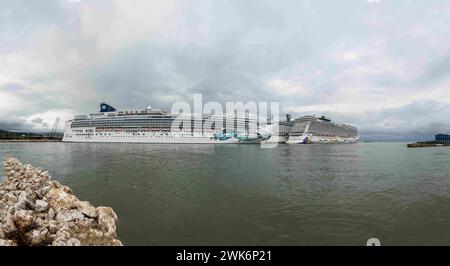 Puerto Plata, Puerto Plata, USA. 30. Januar 2024. Der Hafen Puerto Plata, Dominikanische Republik, begrüßt Kreuzfahrtschiffe und lädt Urlauber ein, während ihres Inselhüpfabenteuers den Charme der Karibik zu erkunden (Foto: © Walter G Arce SR Grindstone Medi/ASP) NUR ZUR REDAKTIONELLEN VERWENDUNG! Nicht für kommerzielle ZWECKE! Stockfoto