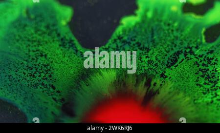 Farbe Tropfen Tinte verschüttet rot grün schwarz Spritzwasser Stockfoto