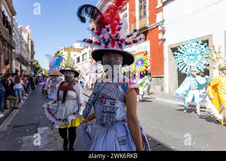 Mexikanischer Karneval, mexikanische Tänzer, die in Mexiko als „huehues“ mit hellen typischen mexikanischen Kostümen anerkannt werden Stockfoto