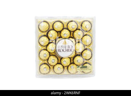 Ocala, FL 2-17-2024 italienische Haselnuss Premium Schokolade süß mit Crushed knusprige Waffel Ferrero Roche, verpackt in goldgoldene Verpackung innen Plas Stockfoto