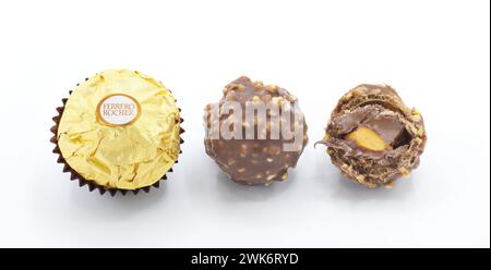 Ocala, FL 2-17-2024 italienische Haselnuss Premium Schokolade süß mit Crushed knusprige Waffel Ferrero Roche, gewickelt in goldgoldene Verpackung in dunklem Pap Stockfoto