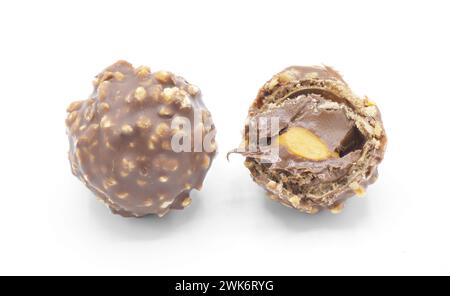 Ocala, FL 2-17-2024 italienische Haselnuss Premium Schokoladensüß mit Crushed Crispy Waffel Ferrero Roche voll und halb aufgeschliffen mit cremigem Gooey in Stockfoto