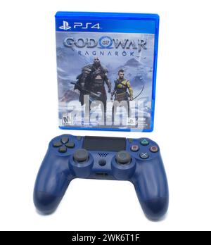 Ocala, FL 2-18-2024 God of war Ragnarok, das neue exklusive Sony PlayStation Four 4 und Five 5 Spiel mit Dual Sense Controller. Kratos und sein Sohn Stockfoto