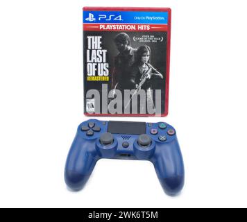 Ocala, FL 2-17-2024 The Last of US Part 1 überarbeitete Videospielbox mit einer Sony Play Station vier 4 Fernbedienung auf weißem Hintergrund Stockfoto