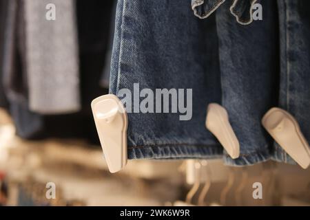 Kleidung Sicherheitsschild an einer Jeans, Stockfoto
