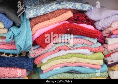 Ein Haufen gestrickter warmer Pullover mit verschiedenen Strickmustern. Stockfoto