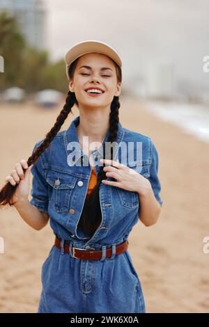 Fröhliche kaukasische Dame mit stilvollem Friseur in einem urbanen Park, die Glück und Freude vor einer modernen und lebhaften Stadtstraße ausstrahlt Stockfoto