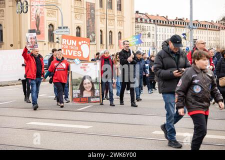 München, Deutschland. Februar 2024. Nach Angaben der Organisatoren versammelten sich am 18. Februar 2024 rund 500 Menschen in München, um ihre Solidarität mit der israelischen Bevölkerung und den Juden zu demonstrieren. Sie fordern die Freilassung der Geiseln. (Foto: Alexander Pohl/SIPA USA) Credit: SIPA USA/Alamy Live News Stockfoto